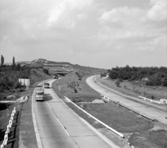 Magyarország, Törökbálint, M7-es autópálya, előtérben a Budakeszi-árok, távolabb az M1-es felüljárója. Háttérben balra Budaörs, Törökugrató., 1971, UVATERV, Skoda 706 RTO, Fortepan #98040