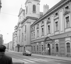 Magyarország, Budapest I., Fő utca a Batthyány tér felől a Csalogány utca felé nézve, jobbra a Szent Ferenc sebei templom és az egykori ferences kolostor., 1971, UVATERV, Budapest, Fortepan #98045