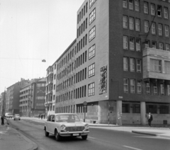 Magyarország, Budapest II., Fő utca a Nagy Imre (Bolgár Elek) tér felől a Csalogány utca felé nézve. Jobbra a Könnyűipari Minisztérium (eredetileg Magyar Királyi Ipari Anyaghivatal) épülete. A homlokzaton Borbereki Kovács Zoltán: az Építő-, Üveg- és Faipar című domborműve., 1971, UVATERV, középület, Budapest, Austin-márka, Fortepan #98056