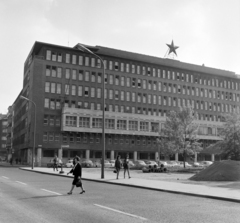 Magyarország, Budapest II., Fő utca a Nagy Imre (Bolgár Elek) térnél. Szemben a Könnyűipari Minisztérium (eredetileg Magyar Királyi Ipari Anyaghivatal) épülete., 1971, UVATERV, vörös csillag, középület, Budapest, Fortepan #98067