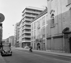 Magyarország, Budapest I., Fő utca a Batthyány tér felől a Csalogány utca felé nézve, jobbra a Szent Ferenc sebei templom., 1971, UVATERV, Budapest, Fortepan #98071