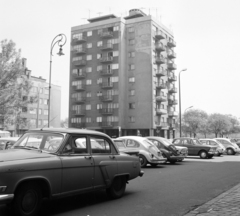 Magyarország, Budapest II., a Fő utca és a Bem rakpart között épült "pontház" a Vitéz utcánál, a Nagy Imre (Bolgár Elek) tér felől nézve., 1971, UVATERV, GAZ M21 Volga, Fiat 850, Moszkvics 408, Budapest, Fortepan #98082