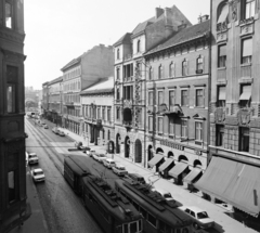 Magyarország, Budapest VIII.,Budapest IX., Üllői út a Kálvin tér felé nézve. A középen lévő három ház helyén - az irodaházak építése során - nyitották a névtelen utcát., 1971, UVATERV, Budapest, Fortepan #98104