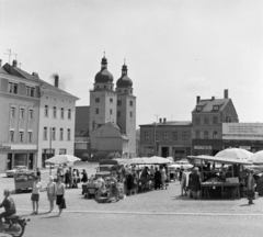 Németország, Plauen, Altmarkt, szemben a Johanniskirche., 1971, UVATERV, napernyő, piac, teherautó, utcakép, életkép, NDK, Wartburg 311/312, Fortepan #98114