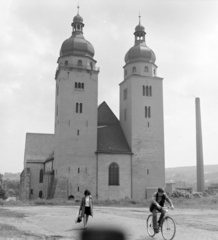 Németország, Plauen, Johanniskirchplatz, Johanniskirche., 1971, UVATERV, kerékpár, templom, kémény, NDK, Fortepan #98117