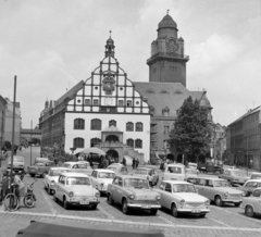 Németország, Plauen, Altmarkt, szemben a Régi Városháza, háttérben az Új Városháza tornya., 1971, UVATERV, kerékpár, Trabant-márka, motorkerékpár, utcakép, életkép, Moszkvics-márka, NDK, Trabant 601, Trabant 600, Moszkvics 407, Fortepan #98118