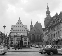 Németország, Lutherstadt Eisleben, Marktplatz, előtérben a Luther Márton emlékmű, mögötte a Városháza, háttérben a Szent András-templom., 1971, UVATERV, Trabant-márka, szobor, utcakép, életkép, Moszkvics-márka, politikai dekoráció, NDK, Luther-ábrázolás, Fortepan #98121