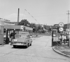 Magyarország, Salgótarján, Rákóczi út 135. AFIT szerviz, bejárat a Fülemüle utca felől., 1971, UVATERV, kapu, Skoda-márka, Skoda 1000 MB, rendszám, Skoda 100, tanuló vezető, AFIT-szervezet, jelzőtábla, sorompó, kémény, Fortepan #98131