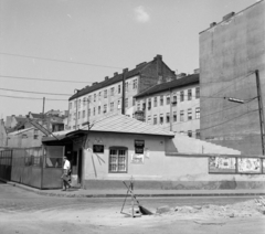 Magyarország, Budapest IX., Köztelek utca a Markusovszky térnél., 1971, UVATERV, plakát, utcakép, aktatáska, seprű, Budapest, Fortepan #98136