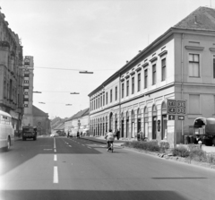 Magyarország, Debrecen, Kossuth utca a Piac utca (Vörös Hadsereg útja) felé nézve, balra a református Kistemplom (Csonkatemplom)., 1971, UVATERV, neon felirat, Fortepan #98153