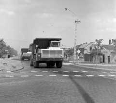 Magyarország, Debrecen, Árpád tér, szemben a Kassai út (4-es főút)., 1971, UVATERV, szovjet gyártmány, teherautó, utcakép, buszmegálló, dömper, BelAZ-márka, BelAZ-548, gyalogátkelő, Fortepan #98154