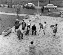 Magyarország,Balaton, Tihany, Kenderföld utca 37., UVATERV üdülő., 1971, UVATERV, terasz, festőállvány, Skoda 100, festő, virágtartó, Volkswagen Bogár, Fortepan #98167