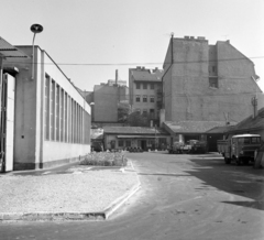 Magyarország, Budapest IX., Dandár utca - Vaskapu utca sarok, Volán telep a Vaskapu utca felől nézve., 1972, UVATERV, teherautó, Budapest, Fortepan #98332