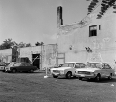 Magyarország, Budapest XIV., Jerney utca 56., a Volántourist Vállalat telephelye., 1972, UVATERV, Audi-márka, automobil, Peugeot-márka, rendszám, Volán-szervezet, Budapest, Peugeot 504, Fortepan #98338