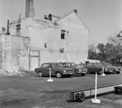 Magyarország, Budapest XIV., Jerney utca 56., a Volántourist Vállalat telephelye., 1972, UVATERV, Renault-márka, Audi-márka, automobil, Peugeot-márka, rendszám, Volán-szervezet, Budapest, Fortepan #98339