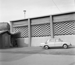 Magyarország, Budapest IV., Újpest, Megyeri út, Újpesti Dózsa pálya. Balra a Megyeri úti bejárat belülről, háttérben a Tungsram egyik épülete. Skoda S-100 személygépkocsi., 1972, UVATERV, csehszlovák gyártmány, Skoda-márka, automobil, Budapest, Fortepan #98369