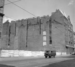 Magyarország, Budapest VIII.,Budapest IX., Üllői út a Kálvin tér irányából nézve, balra a lebontott 8., 10., 12. szám helye. Irodaházak építése során itt nyílt egy névtelen utca., 1973, UVATERV, Budapest, UAZ-452, Fortepan #98495