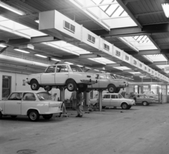 Magyarország, Csepeli Szabadkikötő, Budapest XXI., Petróleum utca 4., Merkur Személygépkocsi Értékesítő Vállalat, szerelőcsarnok., 1974, UVATERV, Skoda 100, Polski Fiat 125p, Wartburg 353, Budapest, Fortepan #98551