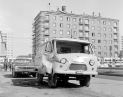 Magyarország, Óbuda, Budapest III., Kiscelli utca a Pacsirtamező (Korvin Ottó) utca felé nézve, balra a 3-as Posta., 1974, UVATERV, szovjet gyártmány, baleset, UAZ-márka, járműroncs, GAZ 24 Volga, rendszám, UAZ-452, Budapest, Fortepan #98593