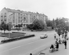 Magyarország, Hajdúszoboszló, Hősök tere., 1974, UVATERV, Trabant-márka, tér, útjelző tábla, utcakép, utcanévtábla, kerékpár, kerékpár tároló, Fortepan #98611