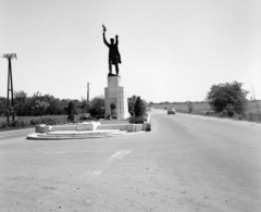 Magyarország, Vecsés, Fő út (4-es főút), Steinmetz kapitány szobra (Mikus Sándor, 1958.)., 1974, UVATERV, Fortepan #98617