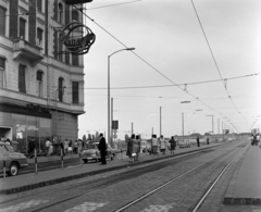 Magyarország, Budapest II., Margit körút (Mártírok útja), villamosmegálló a Margit híd budai hídfőjénél a Frankel Leó út irányából nézve., 1974, UVATERV, Csemege vállalat, Budapest, Fortepan #98635