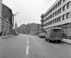 Magyarország, Balassagyarmat, Rákóczi fejedelem út, távolban a Szentháromság-templom., 1974, UVATERV, szovjet gyártmány, rendszám, RAF-márka, RAF Latvija, Fortepan #98697