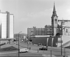 Magyarország, Salgótarján, Rákóczi út a Múzeum tértől a Fő tér felé nézve, jobbra a Kisboldogasszony-templom., 1974, UVATERV, Barkas-márka, Fortepan #98702