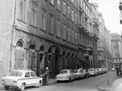 Magyarország, Budapest V., Régi posta utca a Galamb utcától a Váci utca felé nézve., 1974, UVATERV, Fiat-márka, rendszám, Renault 4, Fiat 128, Budapest, Fortepan #98713