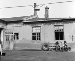 Magyarország, Budapest XIII., Ipoly utca 5., az ATI (Autóközlekedési Tanintézet) műhelyének udvara., 1974, UVATERV, Budapest, Fortepan #98722