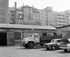 Magyarország, Budapest XIII., Ipoly utca 5., az ATI (Autóközlekedési Tanintézet) műhelyének udvara., 1974, UVATERV, Skoda-márka, ZIL-márka, Budapest, Fortepan #98728