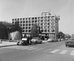 Magyarország, Kecskemét, Kossuth tér, Aranyhomok Hotel., 1974, UVATERV, Adler-márka, rendszám, GAZ 24 Volga, VAZ 2101, FSO Warszawa, Fortepan #98737