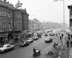 Magyarország, Szolnok, Kossuth Lajos út, balra a Nerfeld palota és a Szapáry utca (Ságvári Endre körút) torkolata. Szemben a Baross (Beloiannisz) út., 1974, UVATERV, Polski Fiat-márka, Polski Fiat 125p, Fortepan #98746