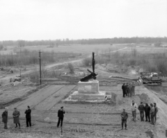 Hungary, Murakeresztúr, a II. világháborúban lerombolt vasúti híd emlékműve az új híd hídfőjénél., 1975, UVATERV, monument, Fortepan #98815