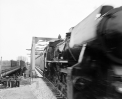 Hungary, Murakeresztúr, a Mura folyó II. világháborúban lerombolt vasúti hídja helyett épített új híd terheléspróbája. Balra az ideiglenes híd (1945-1975)., 1975, UVATERV, steam locomotive, railway, Fortepan #98817