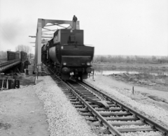 Hungary, Murakeresztúr, a Mura folyó II. világháborúban lerombolt vasúti hídja helyett épített új híd terheléspróbája. Balra az ideiglenes híd (1945-1975)., 1975, UVATERV, steam locomotive, railway, MÁV 520 series, Fortepan #98818