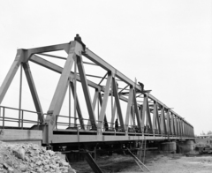 Hungary, Murakeresztúr, a Mura folyó II. világháborúban lerombolt vasúti hídja helyett épített új híd., 1975, UVATERV, railway bridge, Fortepan #98819