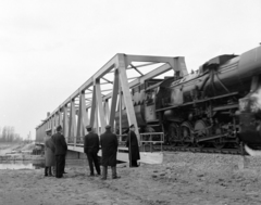 Hungary, Murakeresztúr, a Mura folyó II. világháborúban lerombolt vasúti hídja helyett épített új híd terheléspróbája., 1975, UVATERV, steam locomotive, MÁV 520 series, Fortepan #98821