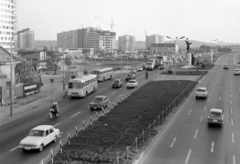 Magyarország, Budapest XI., Budaörsi út, szemben az Osztapenko szobor a Balatoni út és az M1-M7 közös szakaszának találkozásánál. Balra az épülő Őrmezői lakótelep., 1976, UVATERV, forgalom, autóbusz, motorkerékpár, szobor, építkezés, Ikarus 55, Karosa-márka, Ikarus 66, automobil, Polski Fiat 125p, Wartburg 353, autópálya, Osztapenkó-ábrázolás, Budapest, Ikarus-márka, Fortepan #98846