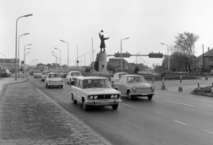 Magyarország, Budapest XI., Budaörsi út, balra a Balatoni út, középen az M1-M7 autópálya közös szakasza, előtérben az Osztapenko szobor, jobbra az elágazás Budaörs felé., 1975, UVATERV, forgalom, Trabant-márka, szobor, útjelző tábla, Trabant 601, rendszám, Polski Fiat 125p, Peugeot 404, Osztapenkó-ábrázolás, Budapest, Fortepan #98848