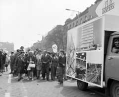 Magyarország, Budapest VII.,Budapest XIV., Dózsa György út az Ajtósi Dürer sor felé nézve, május 1-i felvonulás., 1976, UVATERV, felvonulás, május 1, Budapest, UVATERV vállalat, Fortepan #98856