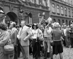 Magyarország, Budapest VII., Dembinszky utca 23., május 1-i felvonulók., 1976, UVATERV, trikó, Budapest, Fortepan #98862