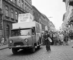 Magyarország, Budapest VII., Dembinszky utca, balra a 21. szám, május 1-i felvonulók., 1976, UVATERV, szovjet gyártmány, UAZ-márka, felvonulás, rendszám, UAZ-452, Budapest, pódiumautó, Fortepan #98863