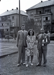 Magyarország, Budapest II., háttérben a Pasaréti út 22/24 házai az előtérben a BBTE, később Vasas pálya., 1943, Kurutz Márton, teniszpálya, teniszütő, Budapest, Fortepan #9887