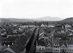 Romania,Transylvania, Bistrița, kilátás az evangélikus templom tornyából, szemben az Erszény utca (strada Domei), jobbra a Fő tér (piata Centrala, ekkor Horthy Miklós tér)., 1942, Kurutz Márton, street view, cityscape, Fortepan #9890