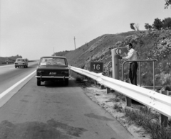 Hungary, M7-es autópálya, az Érdi emelkedő Törökbálint határában. Segélyhívó a 16-os km-nél., 1975, UVATERV, Soviet brand, taxicab, Lada-brand, automobile, number plate, highway, emergency telephone, Fortepan #98922