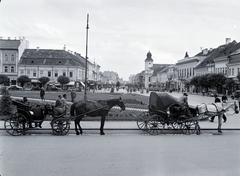 Romania,Transylvania, Cluj-Napoca, Mátyás király tér, szemben a Deák Ferenc utca (Bulevardul Eroilor)., 1942, Kurutz Márton, church, horse, carriage, square, street view, genre painting, coach, cab-horse, Fortepan #9899