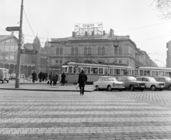 Magyarország, Budapest VI., Nyugati (Marx) tér a Nyugati pályaudvar és a Teréz (Lenin) körút felé nézve. Jobbra a Jókai utca., 1976, UVATERV, Trabant-márka, Lada-márka, Wartburg-márka, villamos, automobil, Budapest, Gustave Eiffel-terv, Fortepan #99114