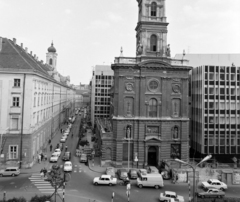 Magyarország, Budapest V., Szervita (Martinelli) tér, szemben a Városház utca, balra a Városháza, szemben a Belvárosi Szent Anna-templom (szervita templom). A felvétel az irodaházból készült., 1976, UVATERV, BMW-márka, barokk-stílus, katolikus, Fiat 600, Budapest, GAZ M22 Volga, szerviták, Hölbling János-terv, Pauer János György-terv, Fortepan #99129