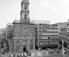 Magyarország, Budapest V., Szervita (Martinelli) tér, szemben a Belvárosi Szent Anna-templom (szervita templom), jobbra a Mária oszlop. A felvétel az irodaházból készült., 1976, UVATERV, barokk-stílus, katolikus, Fiat 600, Budapest, GAZ M22 Volga, Szűz Mária-ábrázolás, szerviták, Hölbling János-terv, Pauer János György-terv, Fortepan #99130